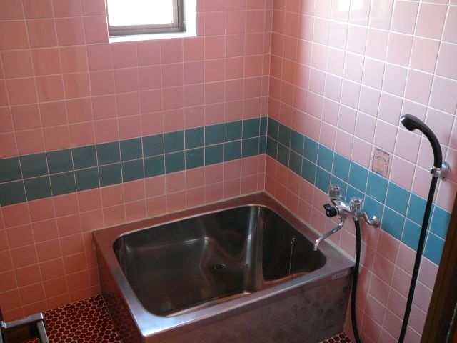 バス・シャワールーム　タイル張りで洗い場の広いお風呂。