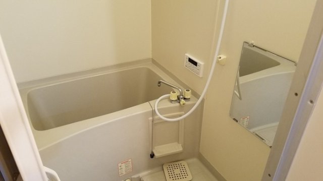 バス・シャワールーム　掲載写真は同型の左右反転の部屋を掲載しております。実際のお写