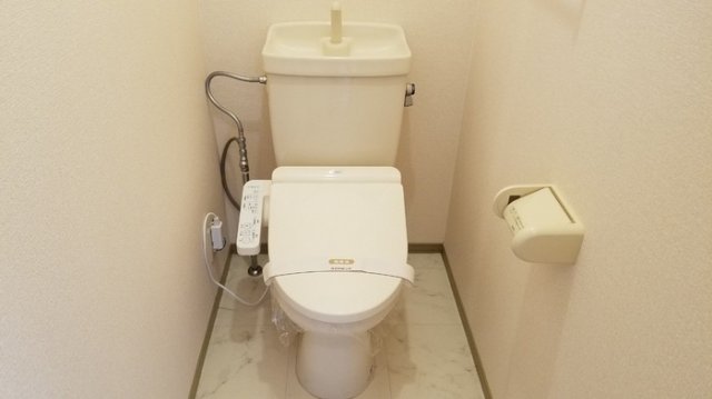 トイレ　掲載写真は同型の左右反転の部屋を掲載しております。実際のお写