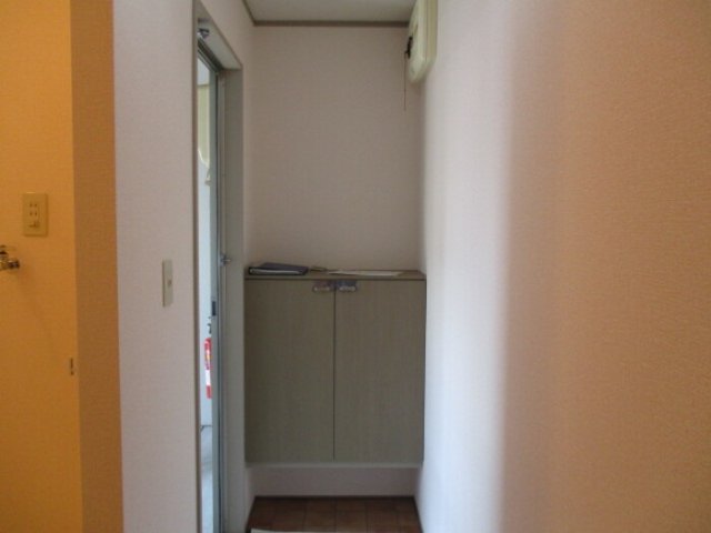 玄関　掲載写真は同型の左右反転の部屋を掲載しております。実際のお写