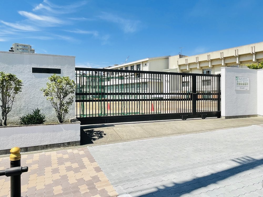 中学校　大阪市立高津中学校（中学校）まで567m