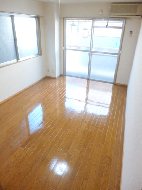 居室・リビング　★角部屋２面採光の明るい洋室★