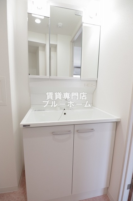 洗面設備　三面鏡独立洗面台！