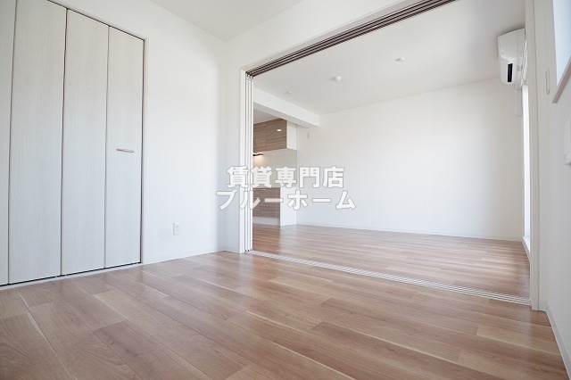 その他　リビング横にある4.5帖の洋室！