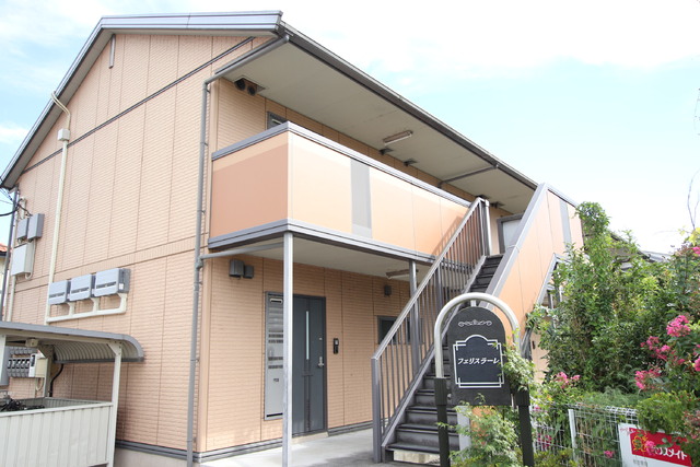 建物外観　２階建　南東向きの軽量鉄骨のアパートです♪