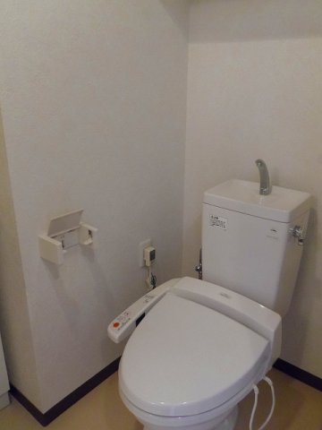 トイレ　温水洗浄便座です。