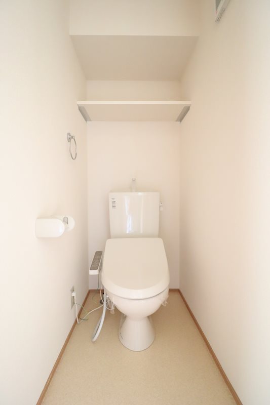 トイレ　温水洗浄便座付きのトイレです。
