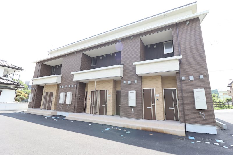 建物外観　1軒様毎の玄関の作りとなっているので、プライベートが保守でき