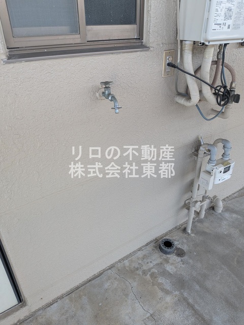 その他　洗濯機置場は振動が気にならない外置きタイプ！
