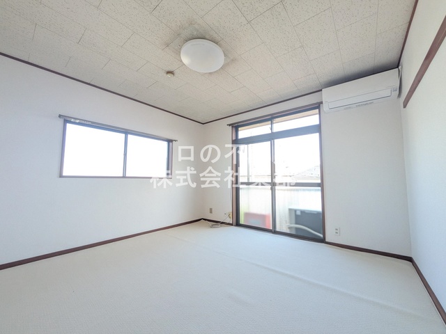居室・リビング　２面採光なので、明るく風通しのよい過ごしやすいお部屋です♪