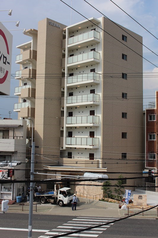 建物外観　鉄筋コンクリート造　8階建て