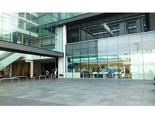 コンビニ　ファミリーマート様（コンビニ）まで320m