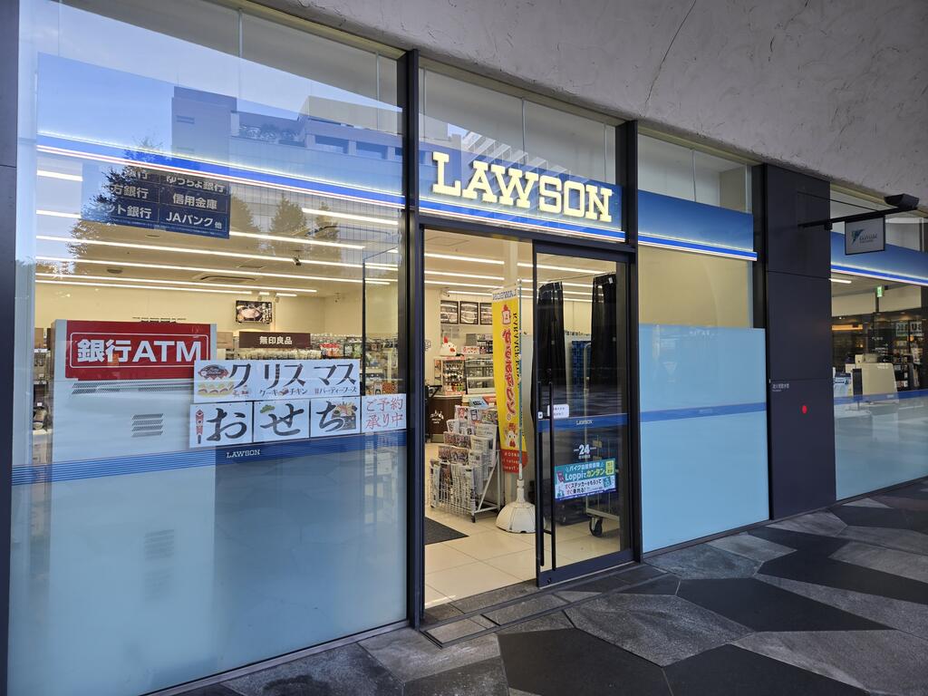 コンビニ　ローソン新宿イーストサイドスクエア店（コンビニ）まで87m