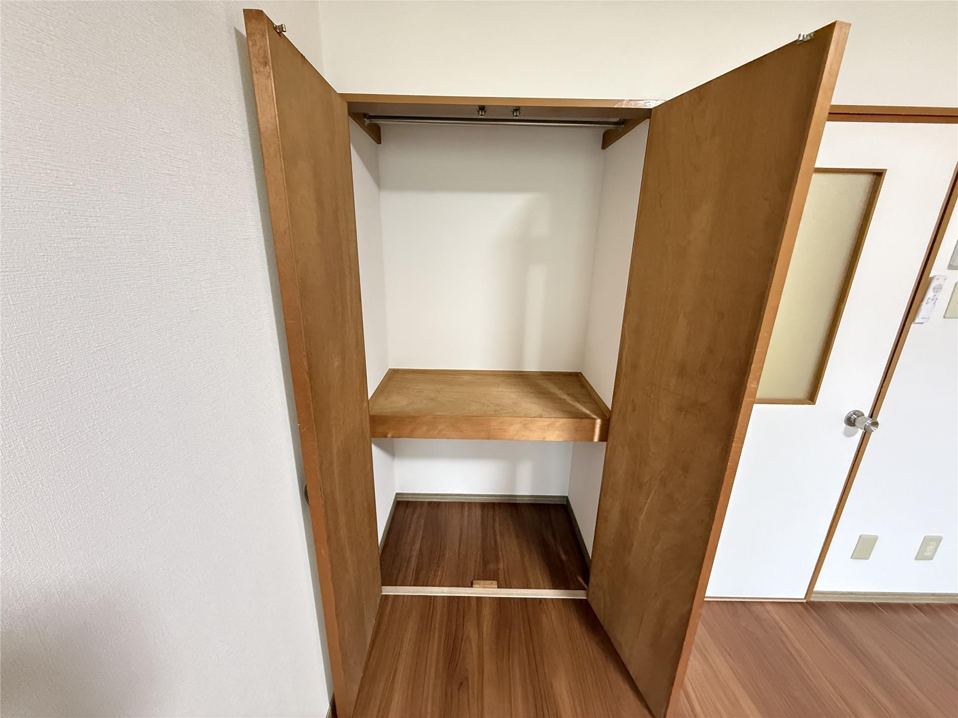 収納　お洋服も掛けられるタイプの収納です。