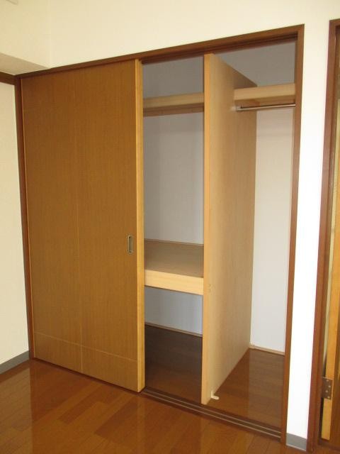 収納　洋服もかけられる収納です☆