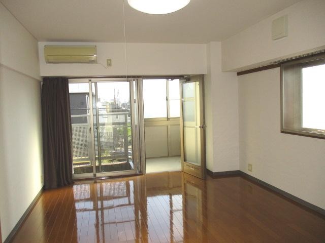 居室・リビング　角部屋で日当たりのよい洋室です☆