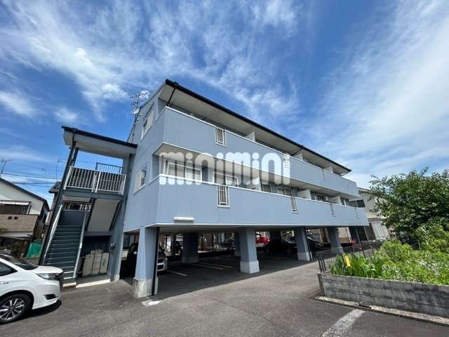 建物外観　鉄骨造の３階建てマンション。