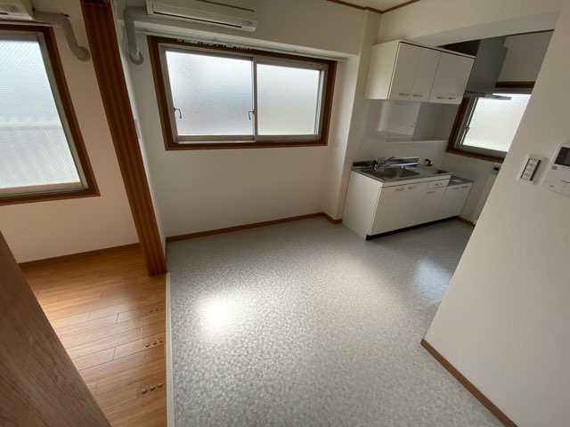居室・リビング　西向きの角部屋で採光あり！