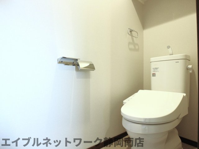 トイレ　落ち着いた色調のトイレです