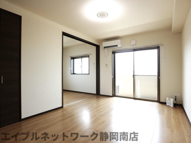 居室・リビング　こちらの居間で趣味の時間をお楽しみください