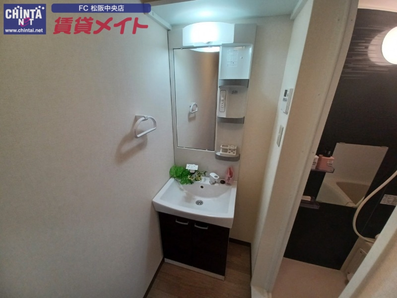 洗面設備　別部屋反転参考写真