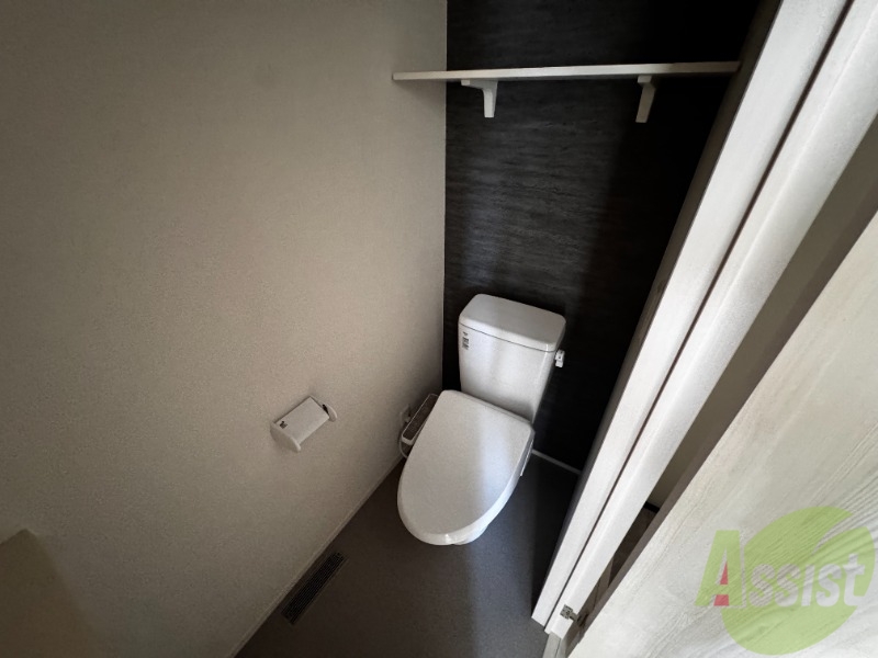 トイレ　こちらはトイレです。ピカピカなトイレで、気持ちも良いですね。