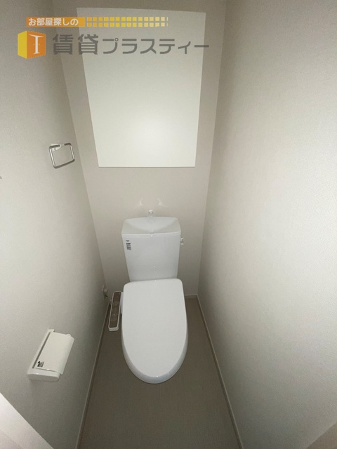 トイレ　棚が嬉しいポイントです。