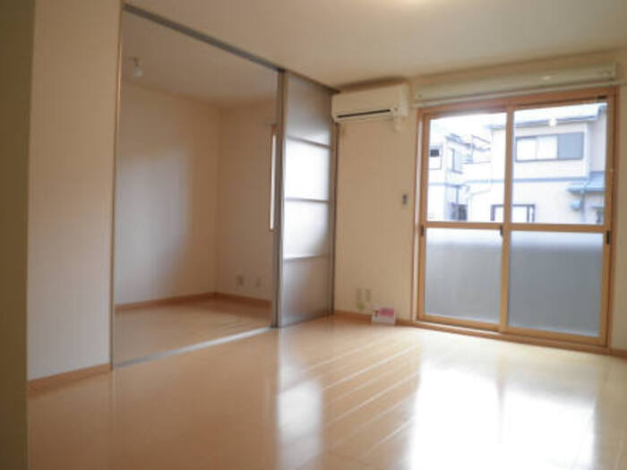 リビングタウン大和郡山の居間写真
