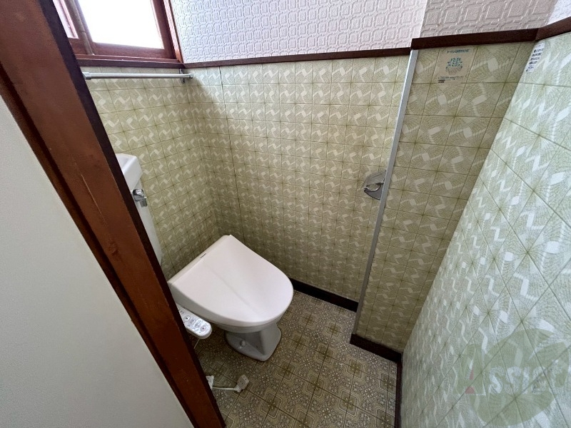 トイレ　こちらはトイレです。清潔感があり、安心して使用できます。