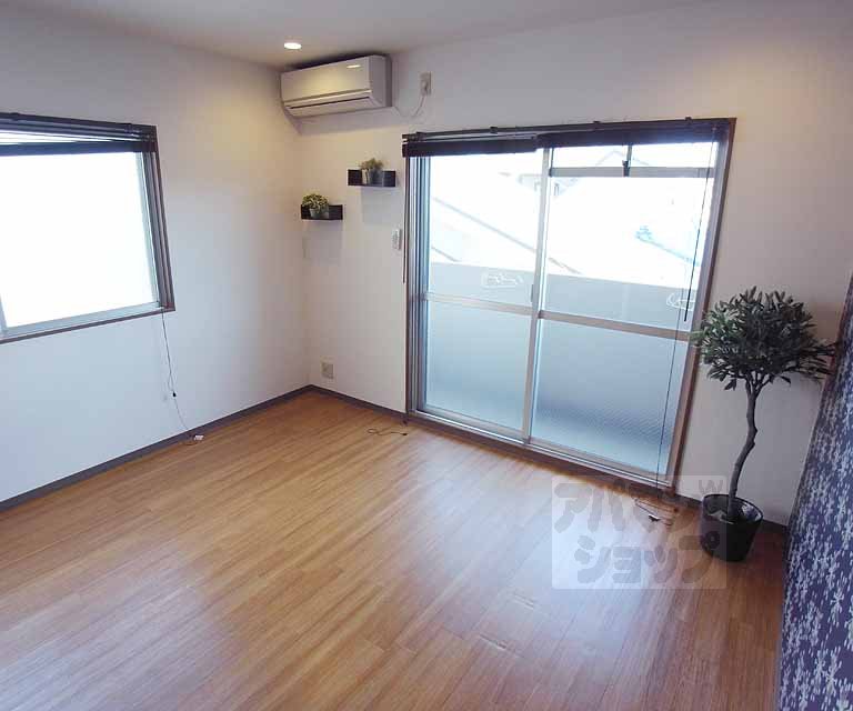 居室・リビング　８帖の洋室です。