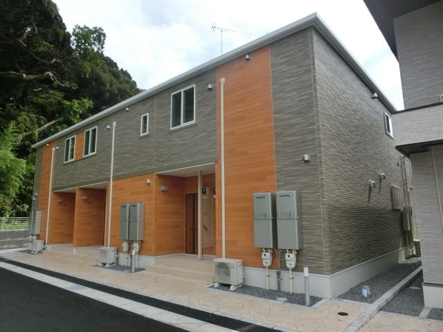 建物外観　2021年8月築、都市ガス利用で経済的！