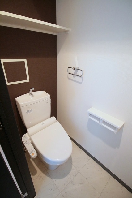 トイレ　※同間取り別部屋の写真です。内装の色など異なる場合がございま