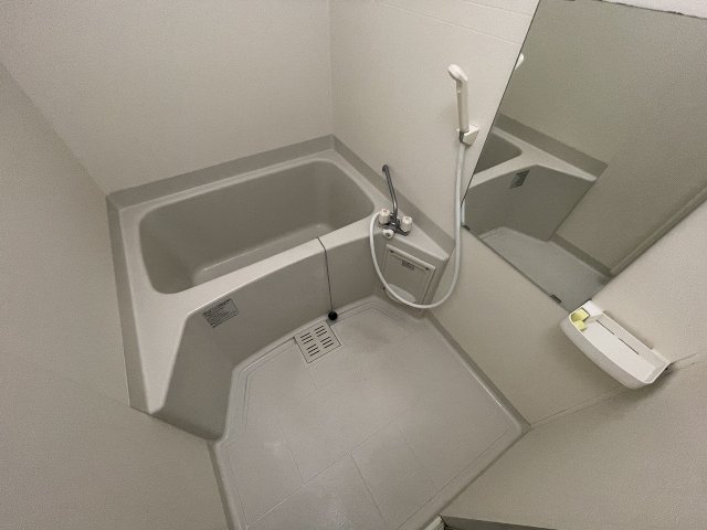 バス・シャワールーム　落ち着いた空間のお風呂です