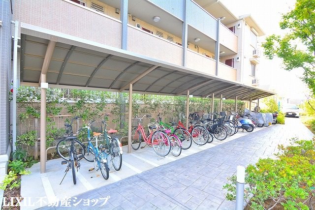 その他共有部分　敷地内に屋根付きの駐輪場があります。