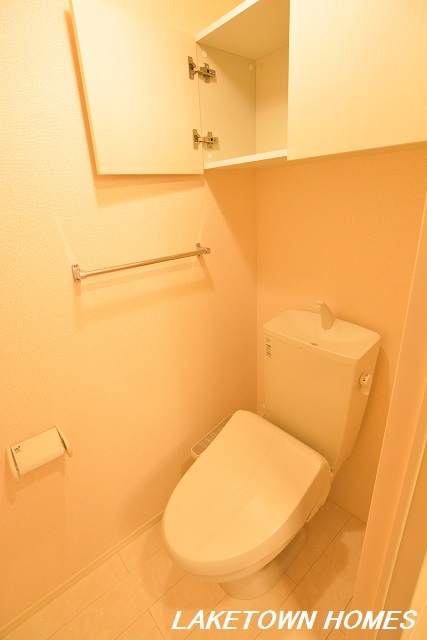 トイレ　上部に収納のある温水洗浄便座付のトイレです。