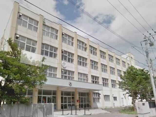 中学校　札幌市立白石中学校（中学校）まで557m