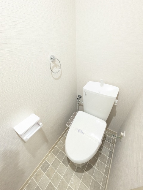 トイレ　嬉しい温水洗浄便座付き