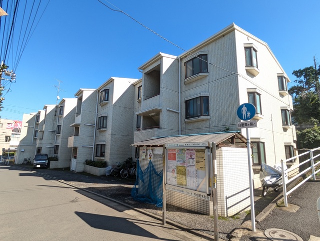 建物外観　★スーパーが目の前にあり買い物に便利です★