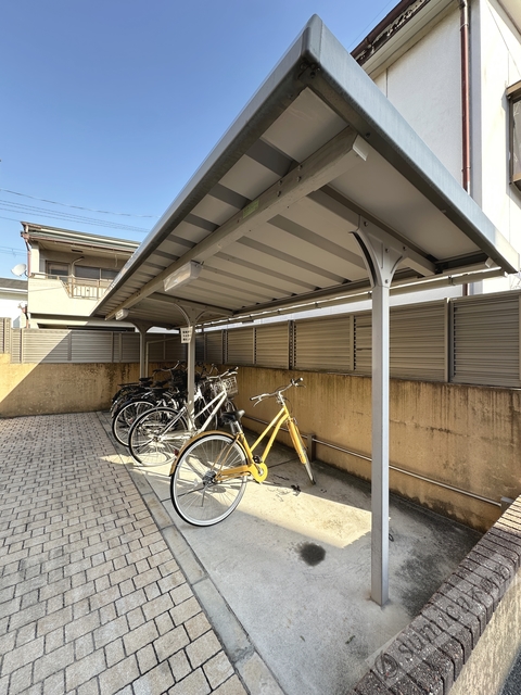 その他共有部分　屋根付きの駐輪場で雨の日も安心♪