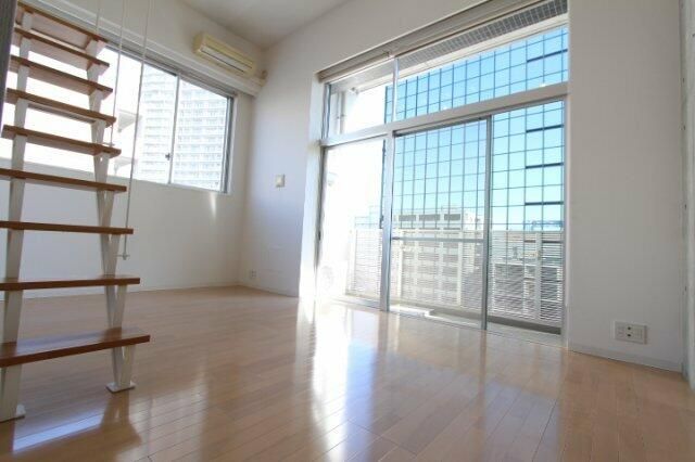 プライムアーバン芝浦LOFTの居間写真