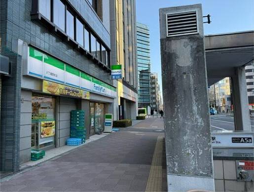 コンビニ　ファミリーマート八丁堀駅前店（コンビニ）まで106m