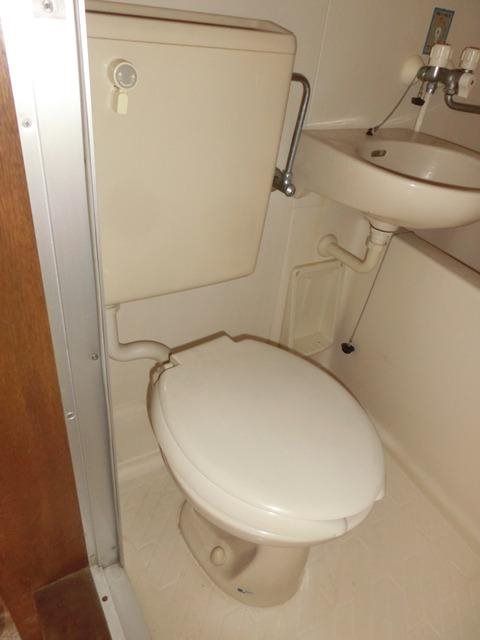 東京メトロ東西線 神楽坂駅 徒歩8分 2階建 築37年のトイレ写真