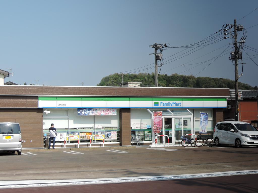 コンビニ　ファミリーマート見附元町店（コンビニ）まで263m