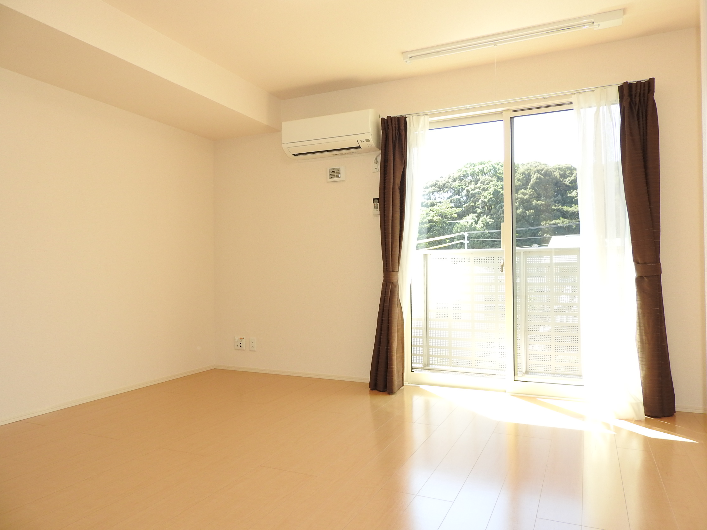 居室・リビング　10.5帖のゆったりした洋室☆エアコン・室内物干し付です！