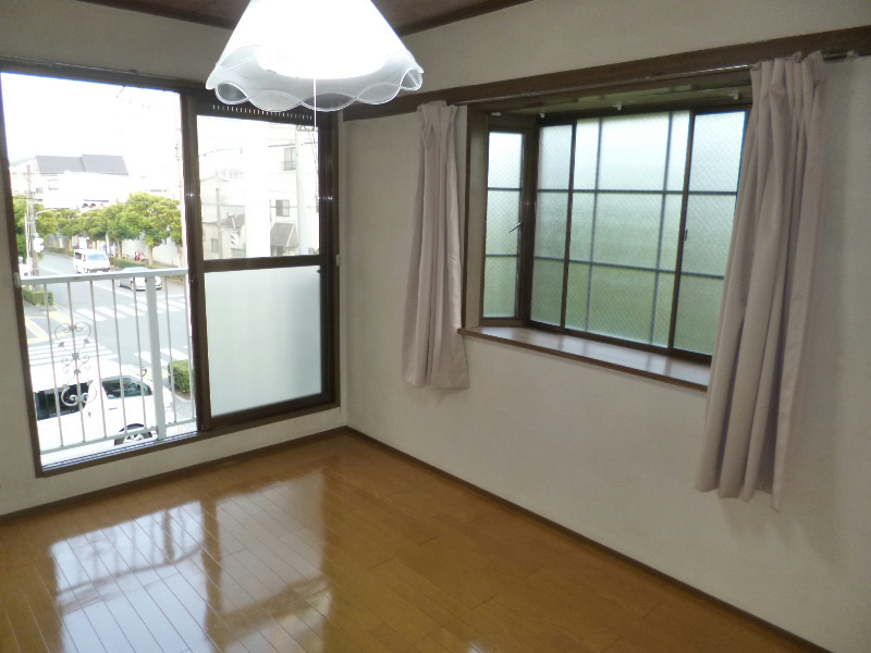 居室・リビング　窓が多く開放感のあるお部屋です。