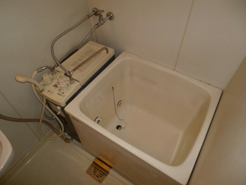 バス・シャワールーム　追焚き付きのお風呂です。