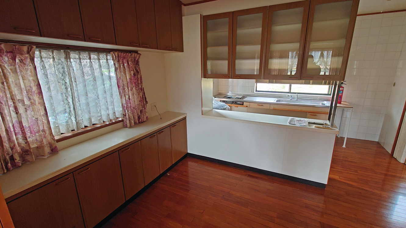 居室・リビング　◆食器棚やカウンターも完備