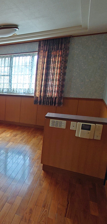 セキュリティ　洋室にあるインターホン