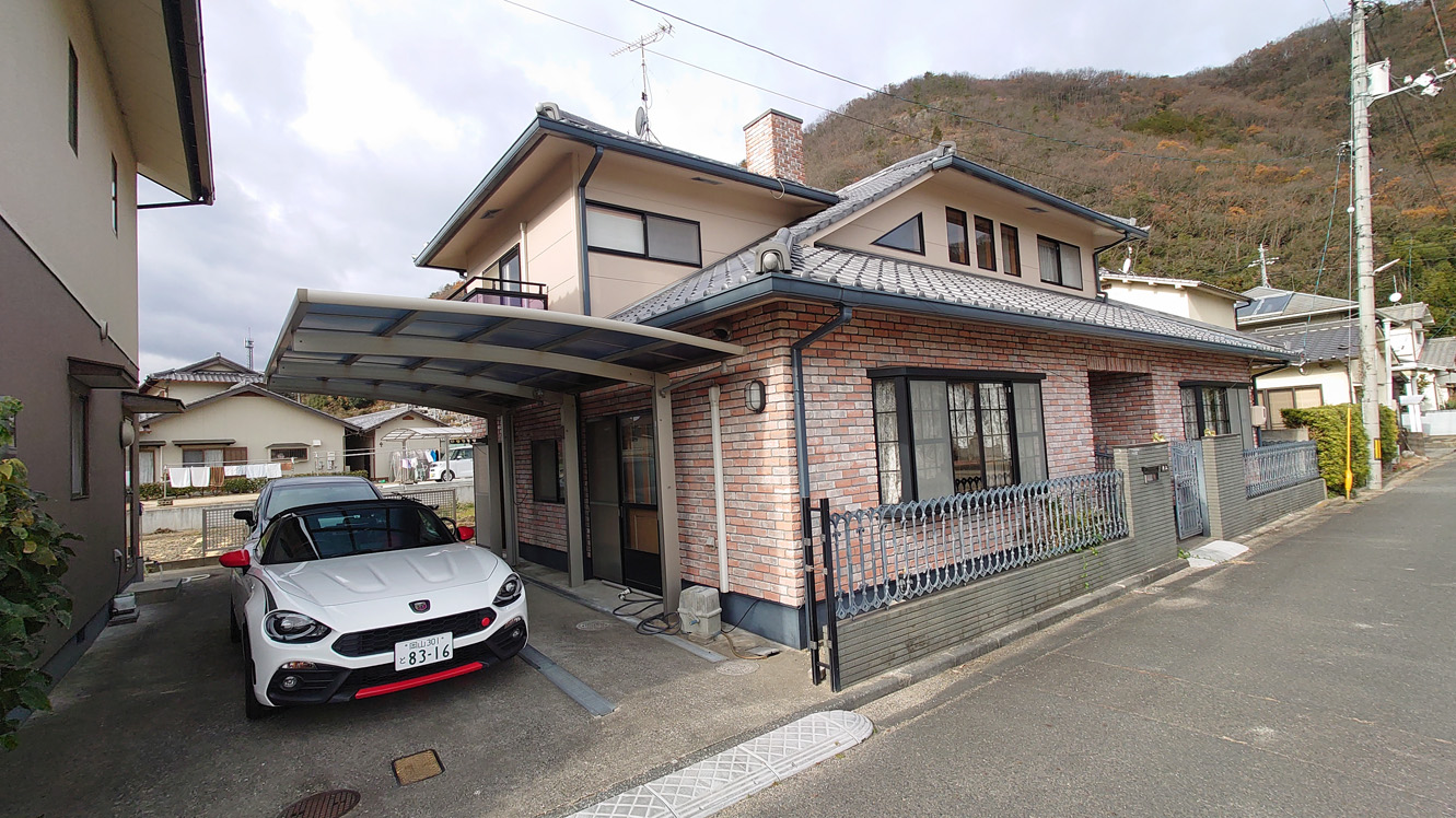 建物外観　◆レンガ調の重厚感ある外壁◆カーポート２台分あり