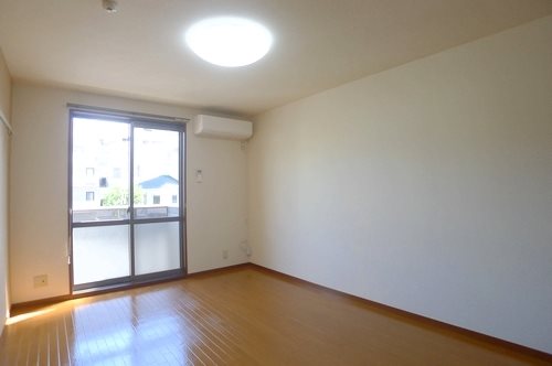 ＪＲ常磐線 松戸駅 徒歩15分 2階建 築24年の居間写真